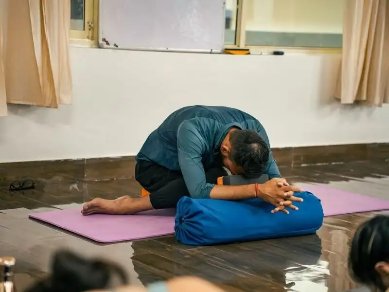 restorative-yoga-la-gi-5-dong-tac-restorative-yoga-co-ban-cho-nguoi-moi