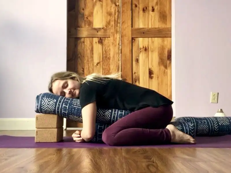 restorative-yoga-la-gi-5-dong-tac-restorative-yoga-co-ban-cho-nguoi-moi