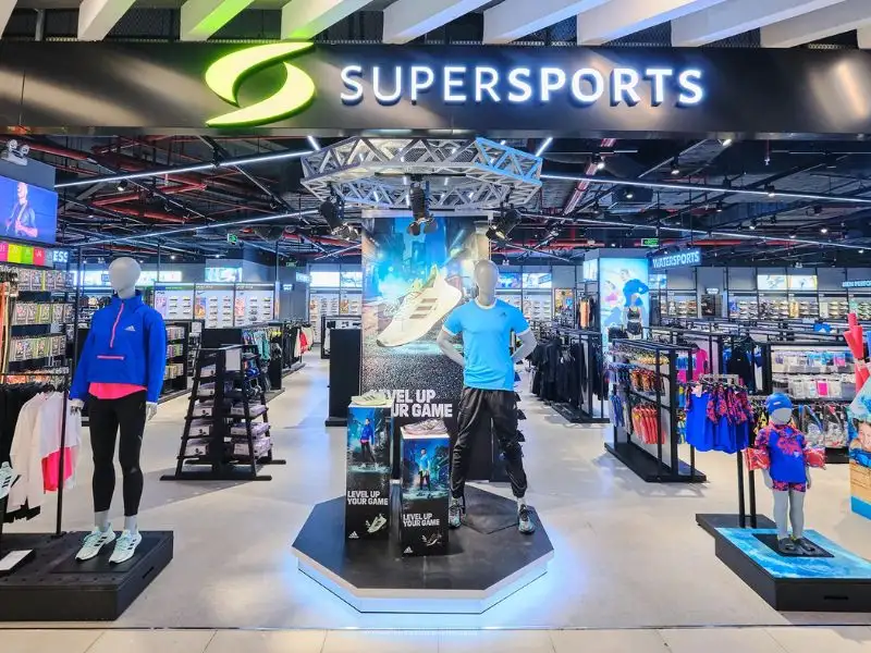 Không gian của shop đồ bơi Supersports