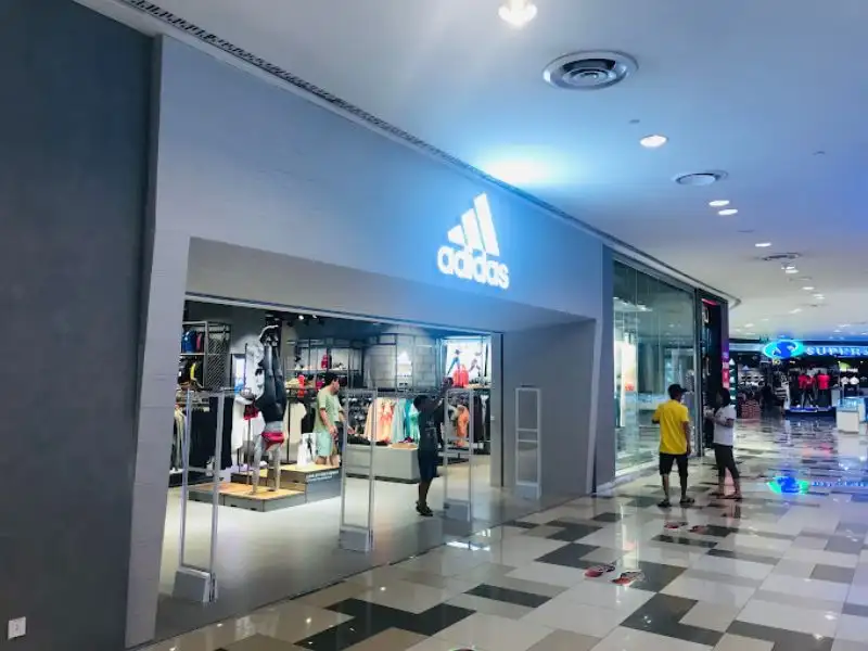 Cửa hàng thời trang thể thao Adidas