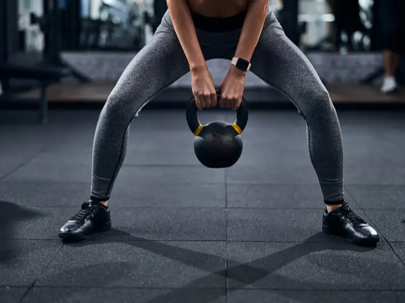 Sumo Deadlift với tạ ấm - Kettlebell Sumo Deadlift