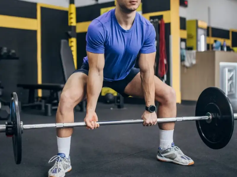 Sumo deadlift chủ yếu tác động lên nhóm cơ mông, đùi trong, đùi trước, và cơ lưng dưới