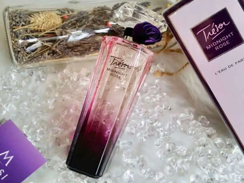 Lancome Tresor Midnight Rose có vẻ quyến rũ và bí ẩn