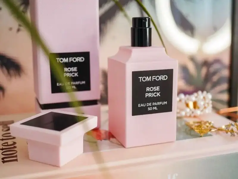 Tom Ford Rose Prick Eau De Parfum có thiết kế hình quân cờ màu hồng ấn tượng