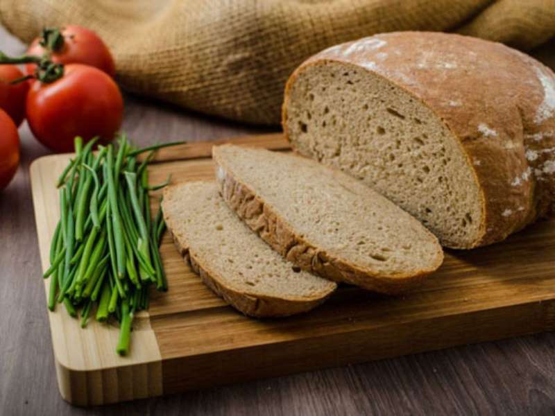 Cung cấp carbohydrate để khôi phục năng lượng: gạo lứt, khoai lang, bánh mì nguyên cám...