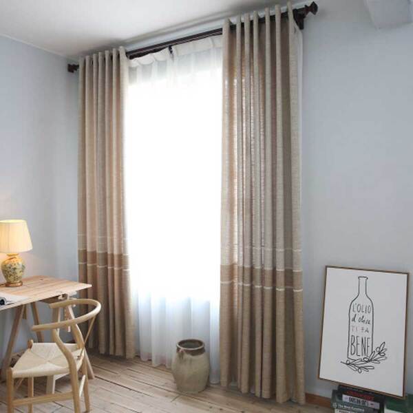 Lựa chọn rèm cửa  làm từ vải bố canvas là một lựa chọn hợp lý cho căn phòng nhỏ.