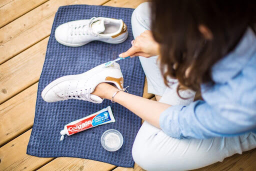 kem đánh răng còn là một nguyên liệu giúp làm sạch giày trắng vô cùng hiệu quả
