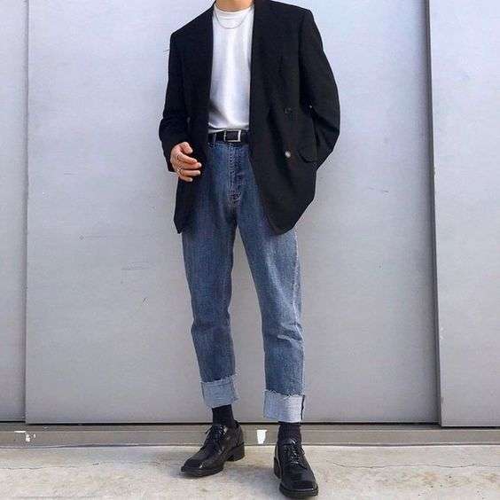 các bạn nam trông thật lãng tử khi diện outfit từ quần jeans, áo thun basic, áo sơ mi khoác ngoài và một đôi giày sneaker basic