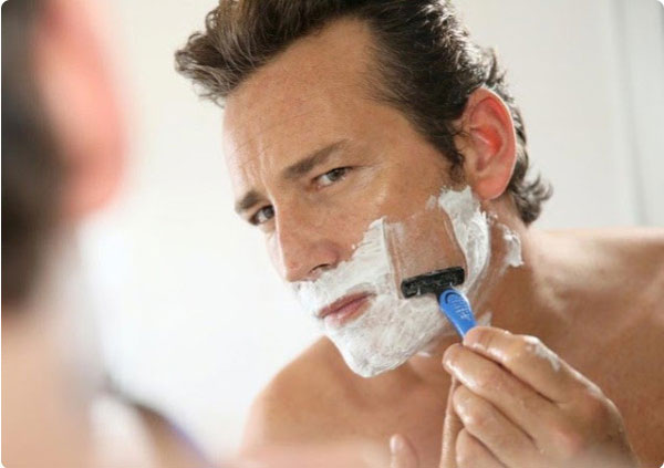 Cạo râu sai cách gây ảnh hưởng nghiêm trọng đến da