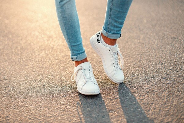 Giày màu trắng là phụ kiện gần như không thể thiếu trong tủ đồ của những tín đồ thời trang
