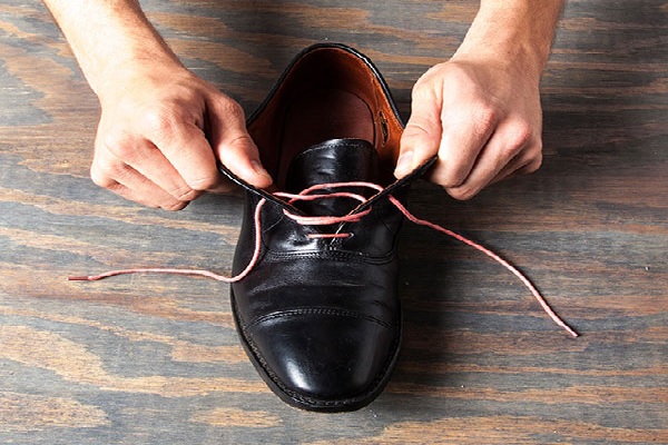 Tháo dây giày để làm sạch giày kỹ hơn