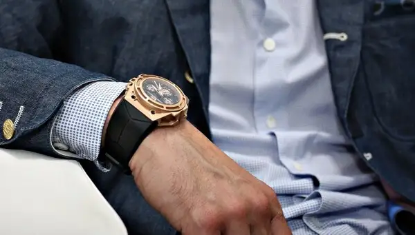 Cách đeo đồng hồ hublot nam dựa vào sở thích và độ tuổi 