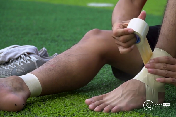Quấn băng cổ chân khi đá bóng đúng cách sẽ khiến bạn bất ngờ vì hiệu quả