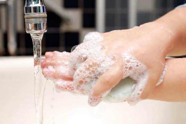 Rửa tay thật sạch trước khi chạm vào hình xăm