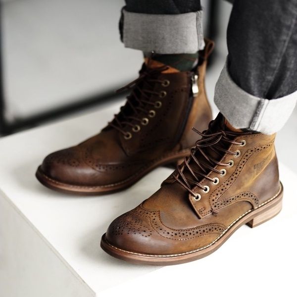 Giày tây nam Wingtip Boots chính là một đôi Wingtip truyền thống với phần cổ giày được kéo dài lên đến mắt cá chân