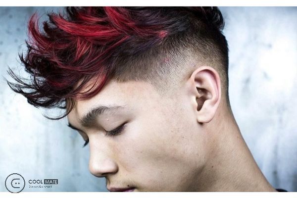 Màu đỏ trên nền tóc tối màu giúp nam giới thêm phần nổi bật và rực rỡ hơn.