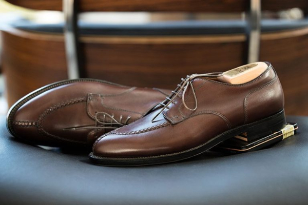 Giày tây nam Derby là sản phẩm giày tây có dây buộc được làm bằng chất liệu da