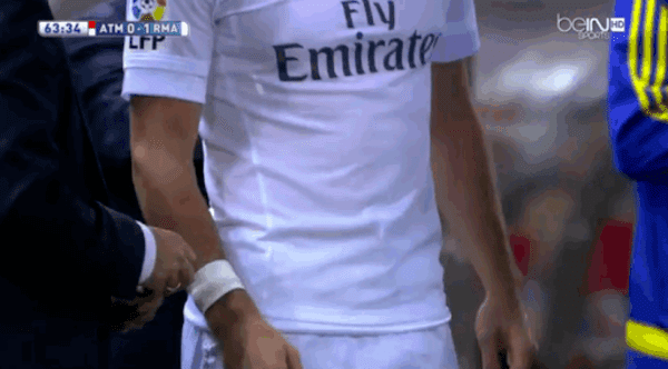 Gareth Bale sử dụng băng quấn để che vòng tay