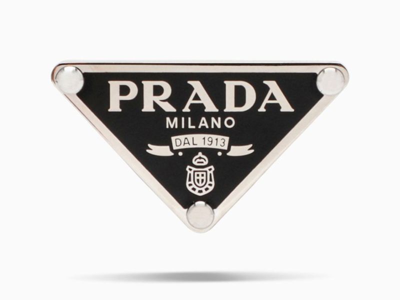 Logo thương hiệu quần áo Prada đã trải qua nhiều lần thay đổi