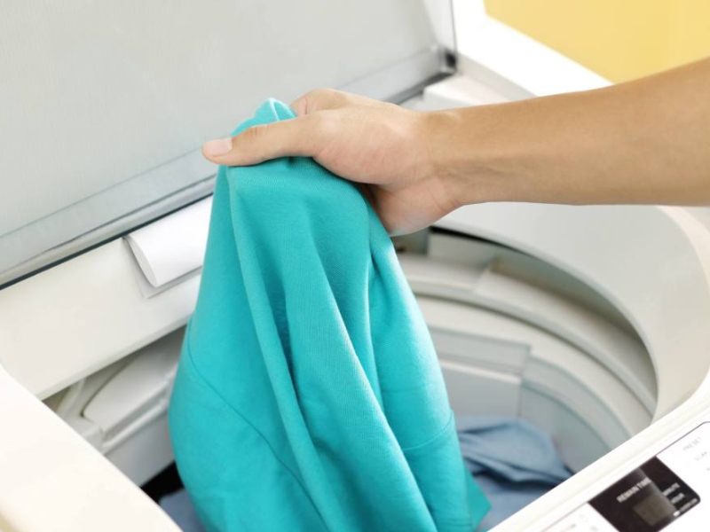 Cách giặt áo hoodie không bị xù lông bằng máy