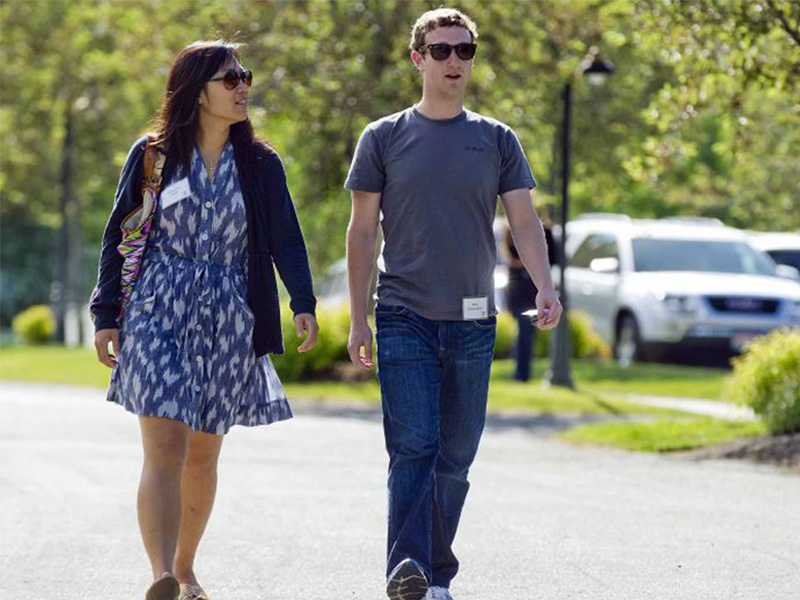 Mark Zuckerberg với chiếc áo thun đơn sắc và quần jeans