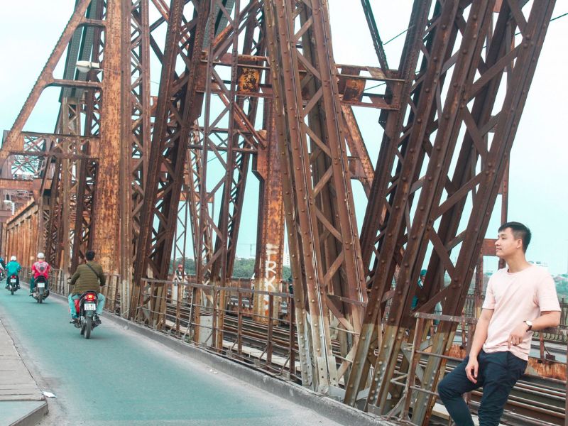 Rất nhiều bạn trẻ yêu thích chụp ảnh tại cầu Long Biên