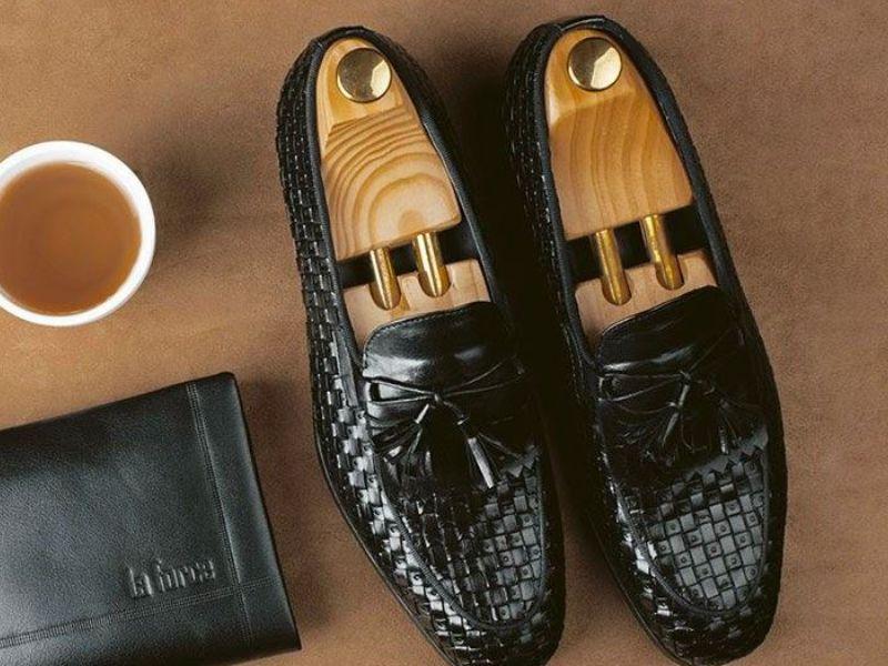 Giày Tassel Loafer màu đen hoạ tiết nổi độc đáo