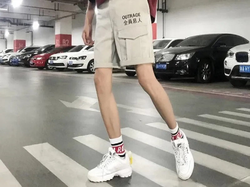 Sneakers – sự kết hợp tuyệt vời với quần short túi hộp