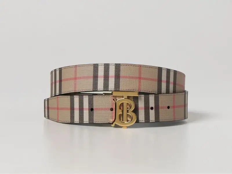 Sở hữu chiếc dây lưng Burberry luôn là niềm mơ ước của rất nhiều người