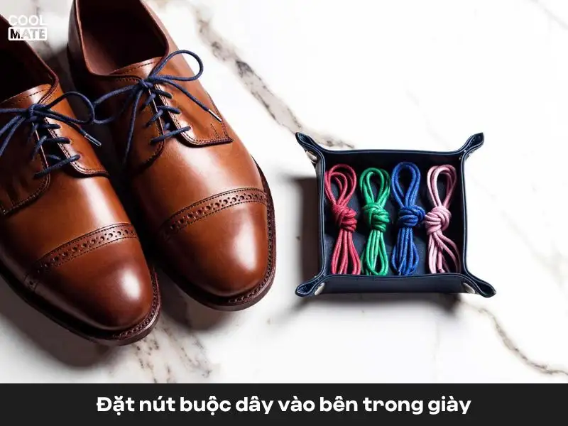 Đặt nút buộc dây vào bên trong giày tạo cảm giác thoải mái