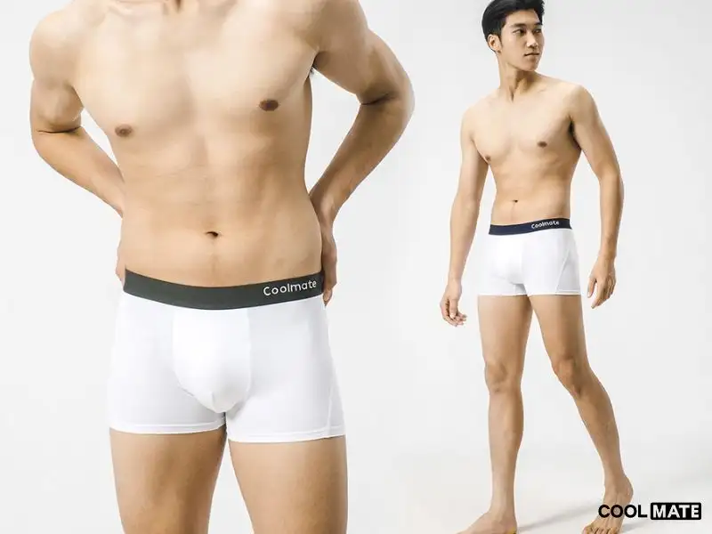 Người mẫu nam mặc thử quần lót boxer Coolmate màu trắng