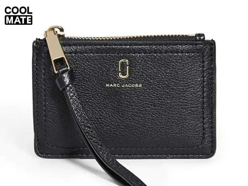 Ví da nam của Marc by Marc Jacobs mang nét trẻ trung phù hợp với các quý ông hiện đại