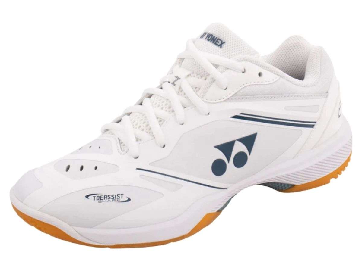 Giày cầu lông Yonex với thiết kế đơn giản nhưng chắc chắn