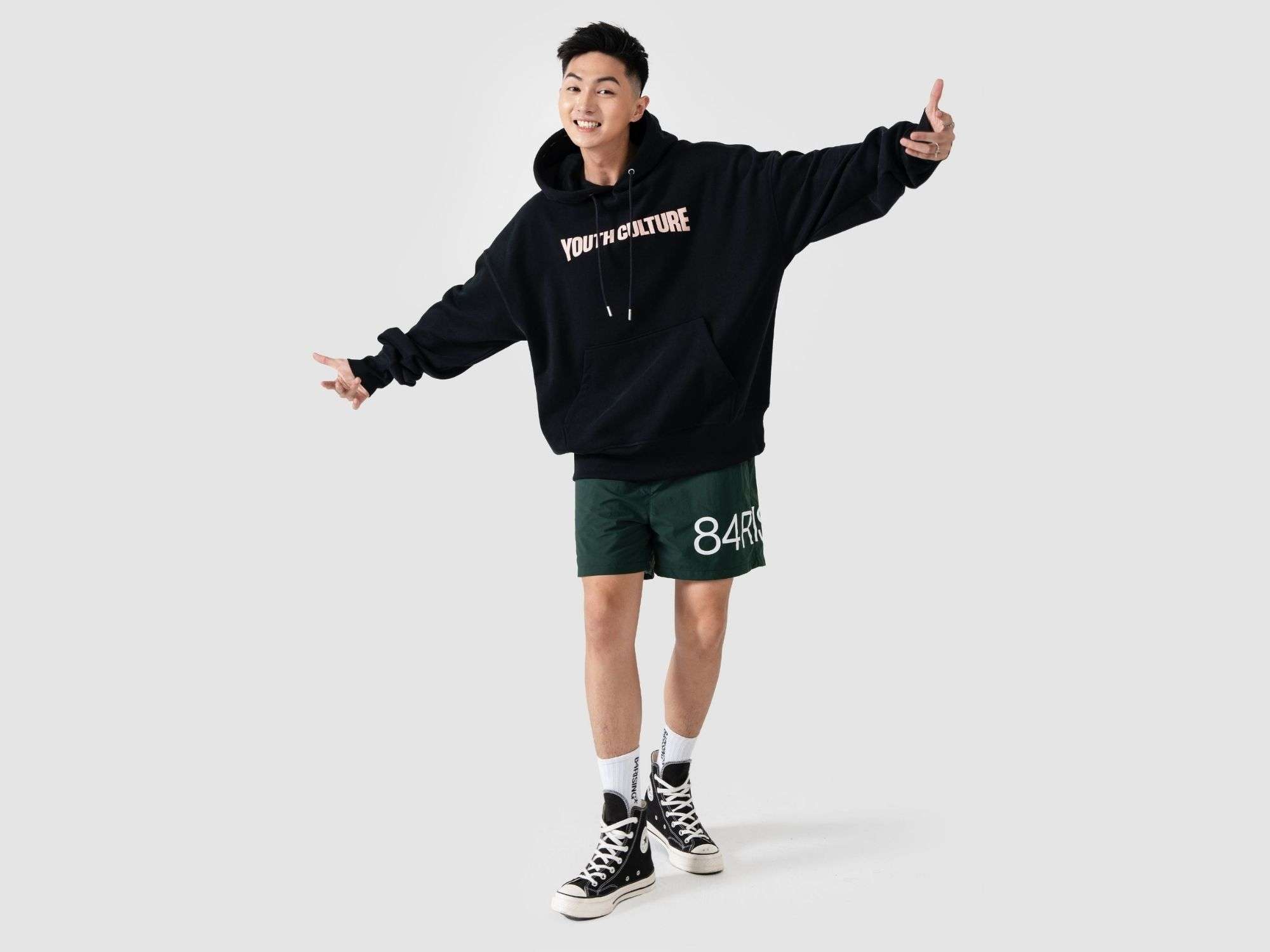 Mẫu nam mặc áo hoodie nam màu đen in chữ Youth Culture phong cách đường phố năng động, trẻ trung