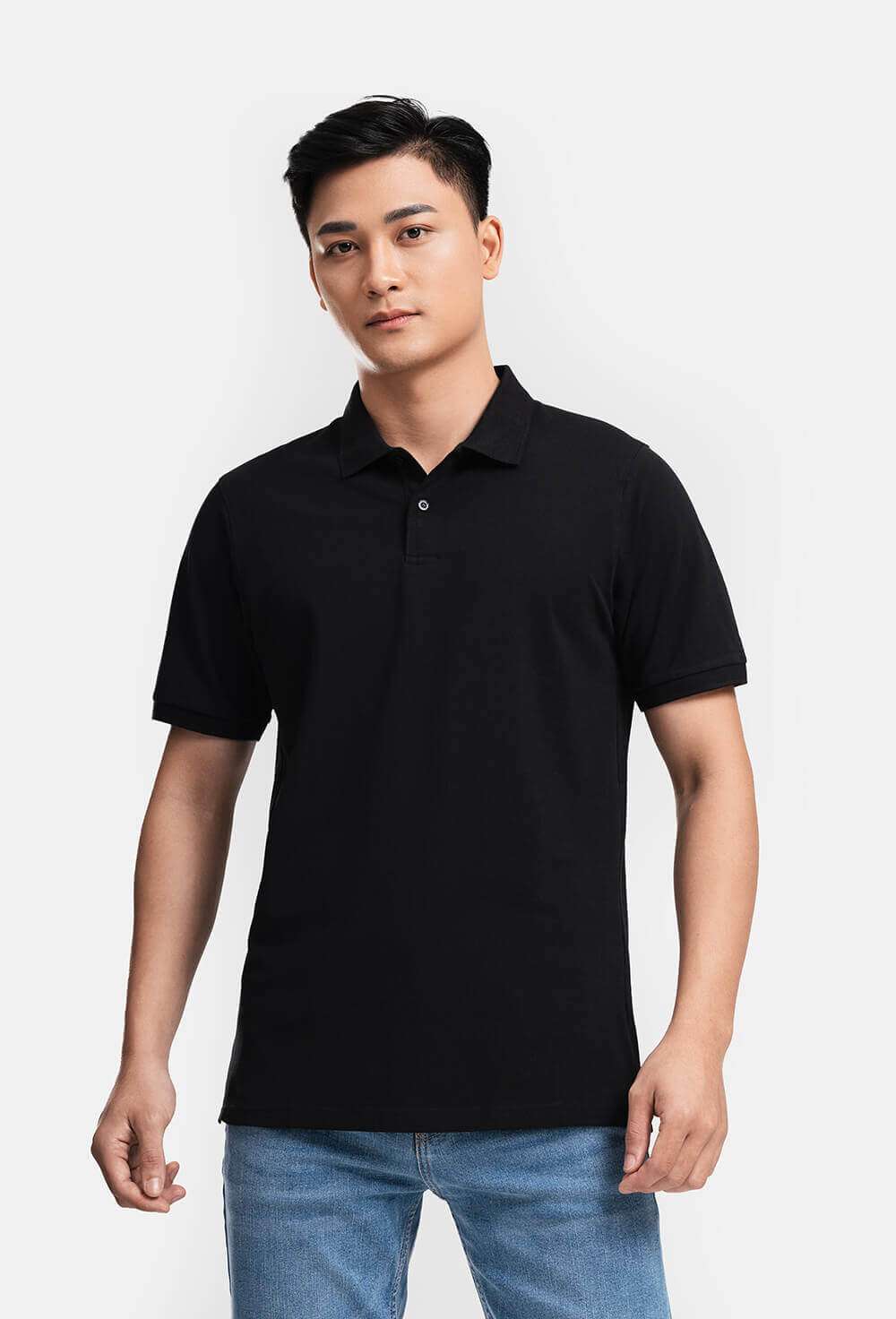Người mẫu nam phối đồ với Áo Polo Nam Pique Cotton USA màu đen