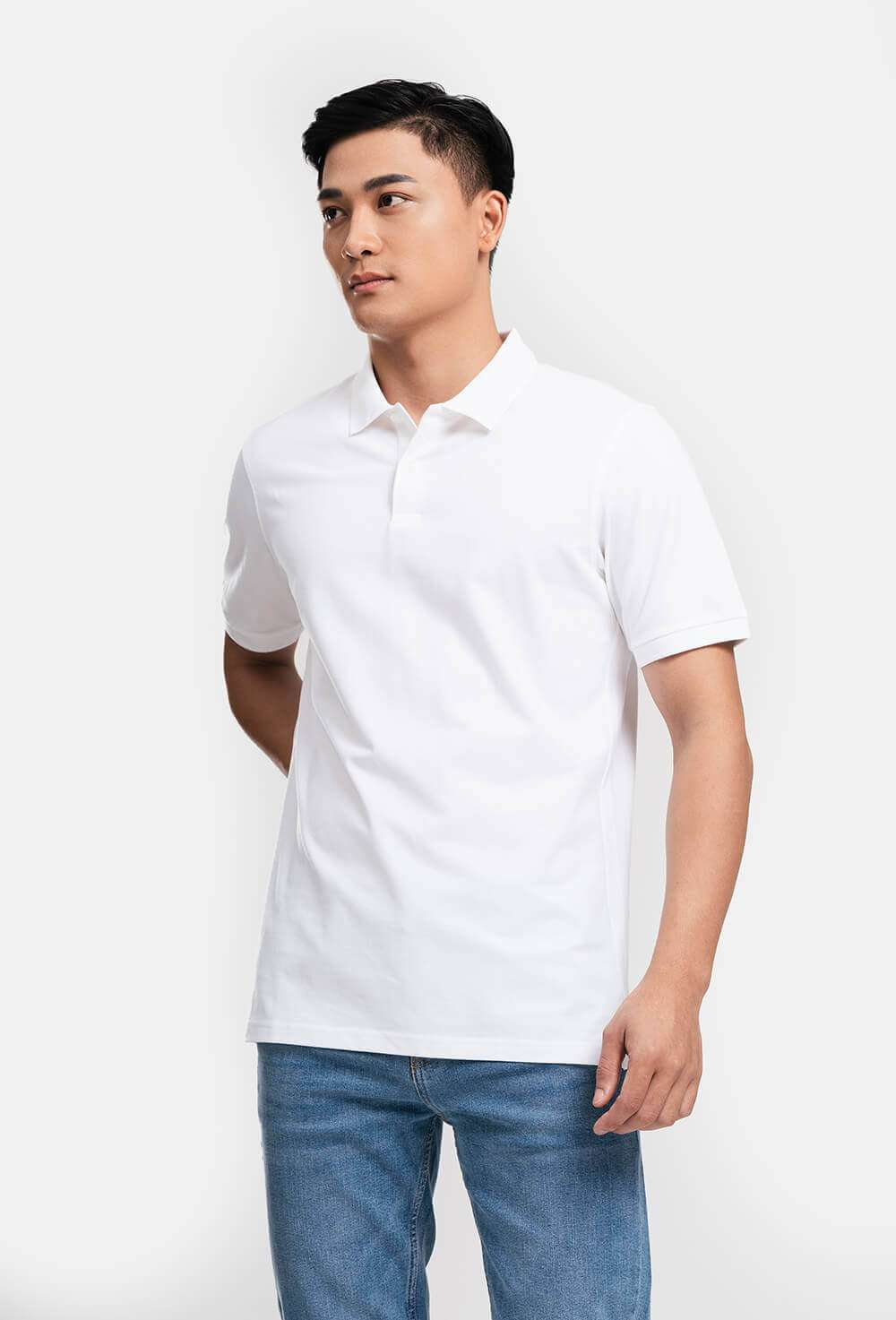 Người mẫu nam phối đồ với Áo Polo Nam Pique Cotton USA màu trắng