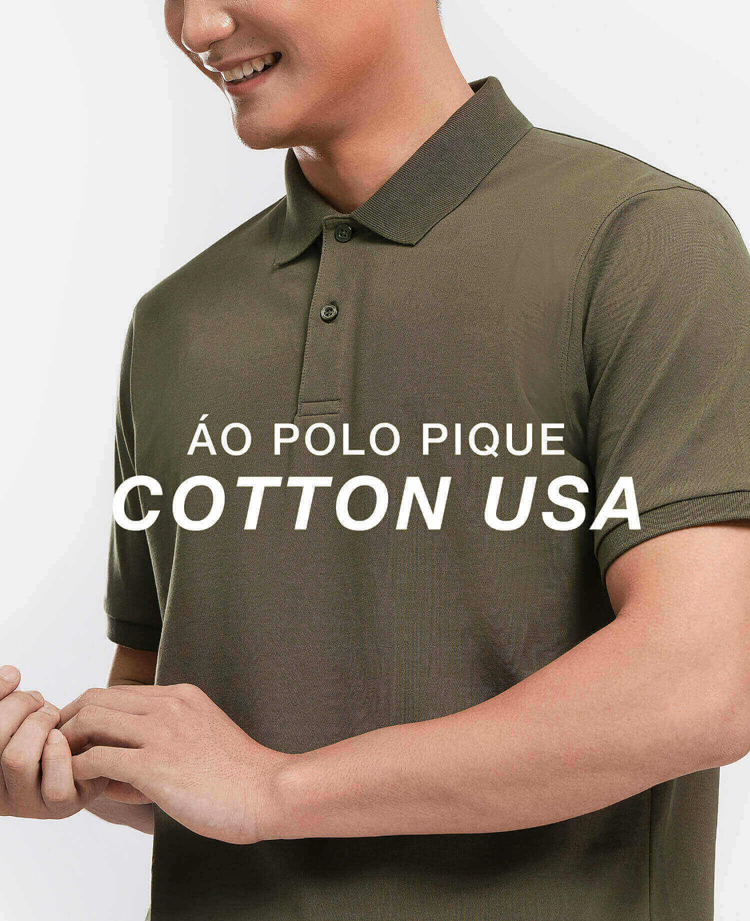 Người mẫu nam mặc Áo Polo Nam Pique Cotton USA màu xanh rêu