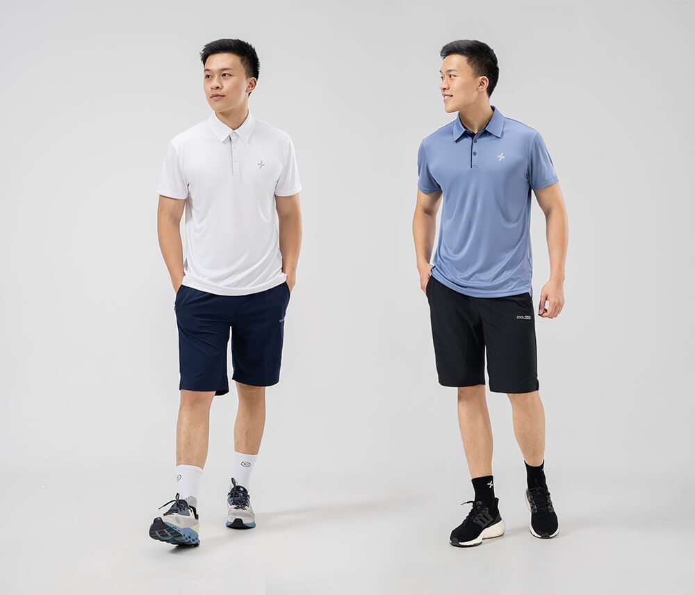 Người mẫu mặc Áo Polo thể thao Pro Active màu trắng và xanh