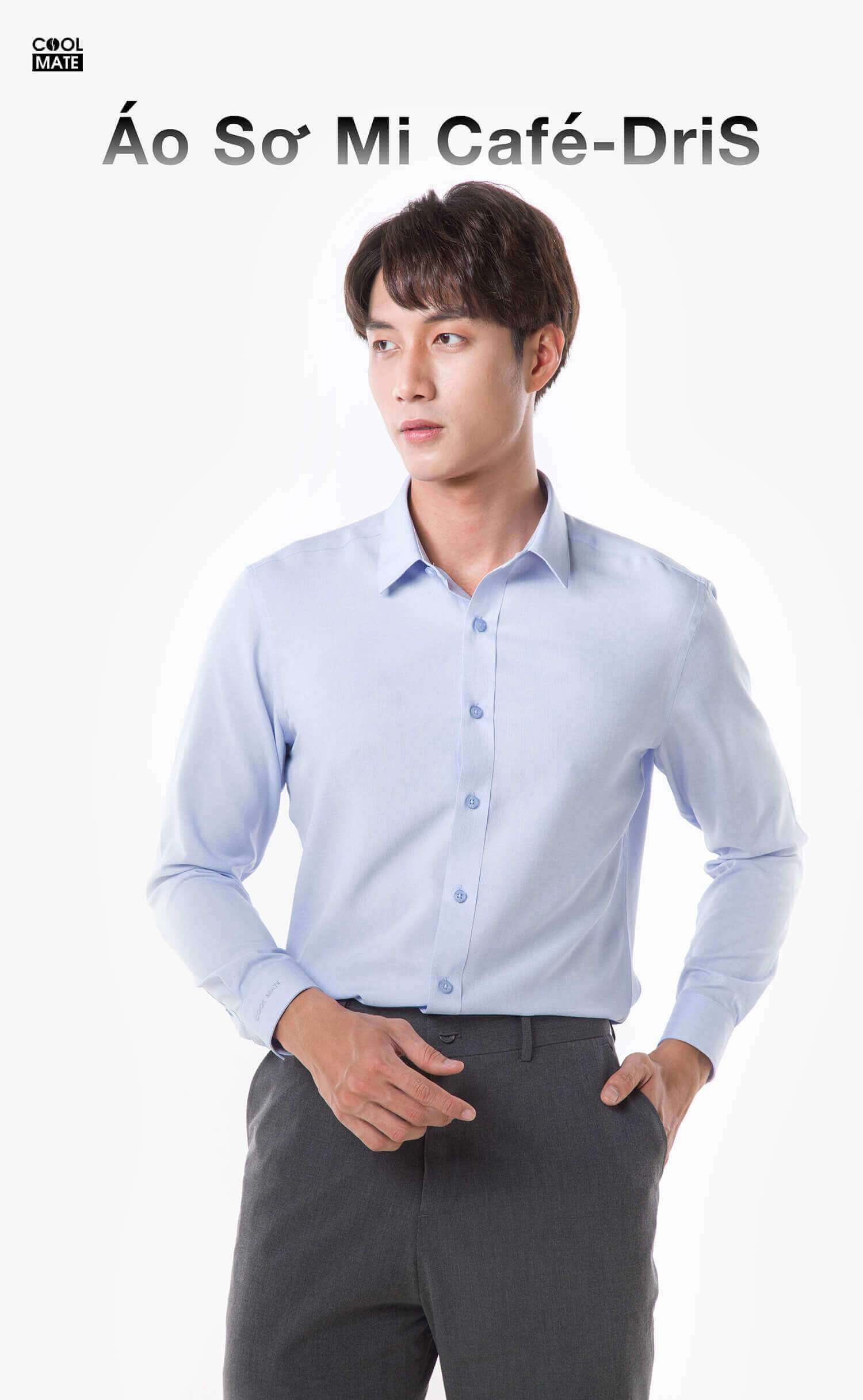 Người mẫu nam mặc áo sơ mi dài tay Café-DriS màu xanh nhạt, nhìn nghiêng