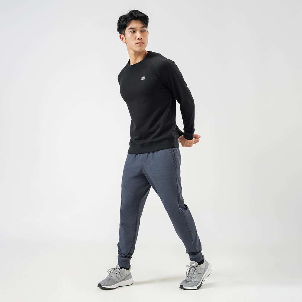 Người mẫu nam tạo dáng khỏe khoắn với áo Sweatshirt Active màu đen