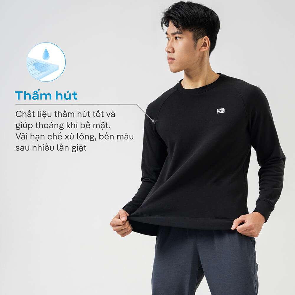 Người mẫu nam mặc áo Sweatshirt Active màu đen với tính năng thấm hút vượt trội