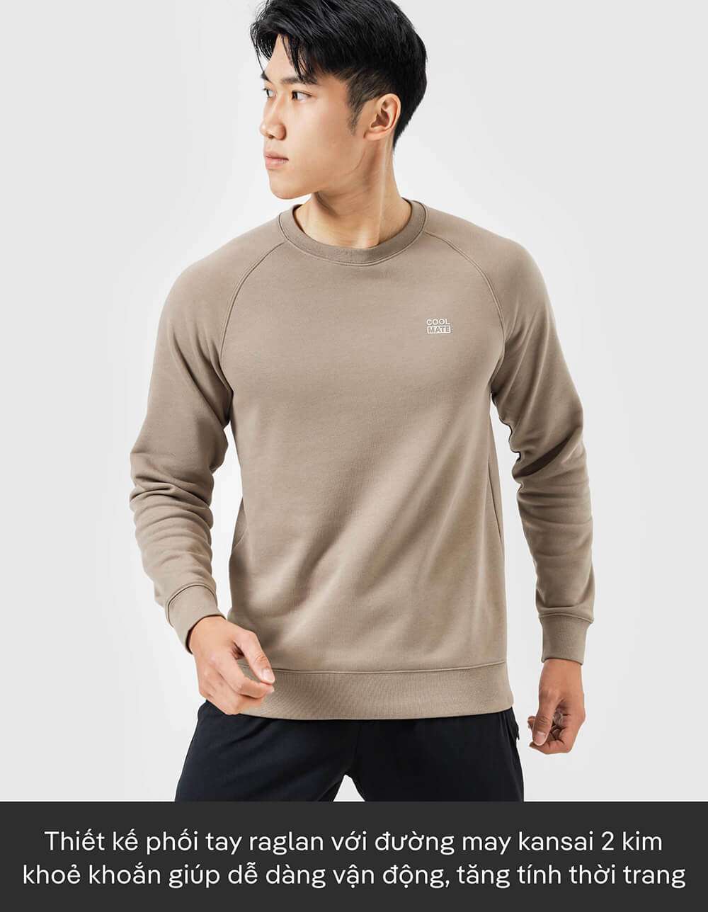 Người mẫu nam mặc áo Sweatshirt Active màu nâu với thiết kế tay raglan khỏe khoắn