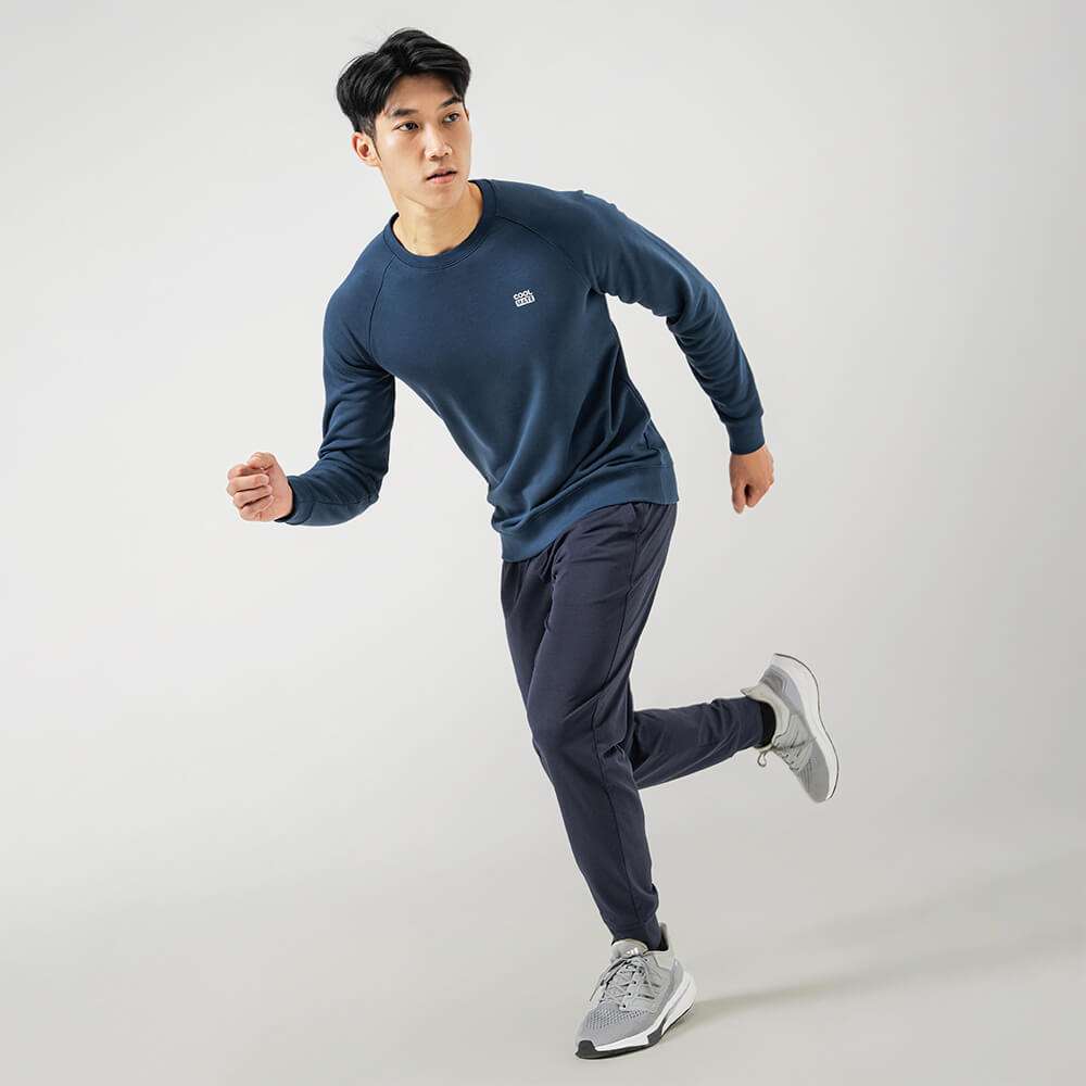 Toàn cảnh người mẫu nam năng động trong bộ trang phục áo Sweatshirt Active màu xanh navy