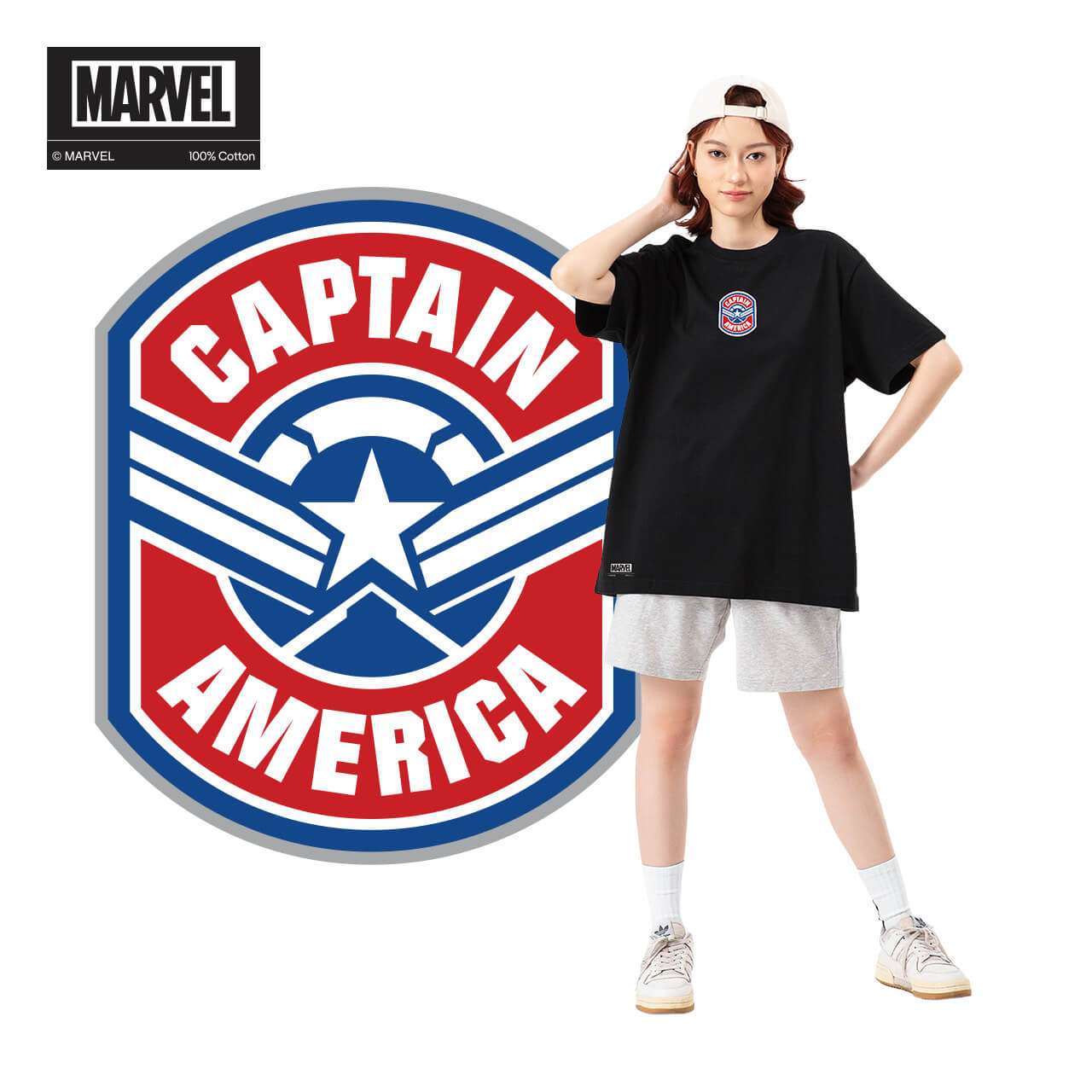 Mẫu nữ mặc áo thun Relaxed Fit Marvel Captain America màu đen