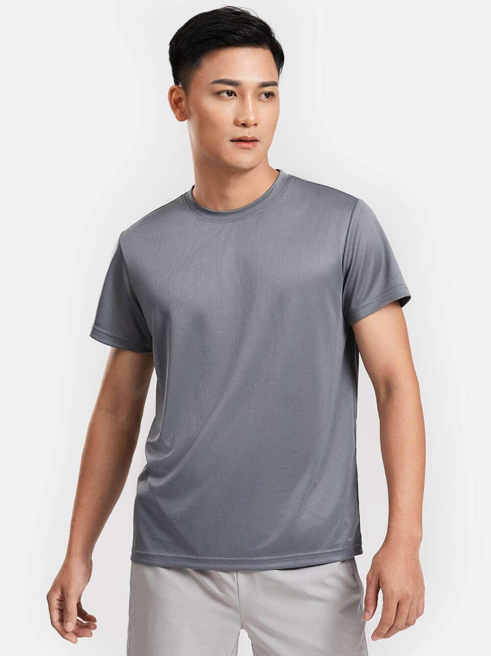 Người mẫu nam mặc áo thun thể thao Coolmate Basics màu xám nhìn thẳng