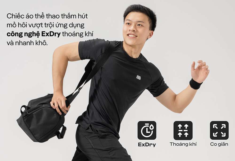 Chàng trai mặc áo thun thể thao Jacquard Active màu đen, đeo túi thể thao