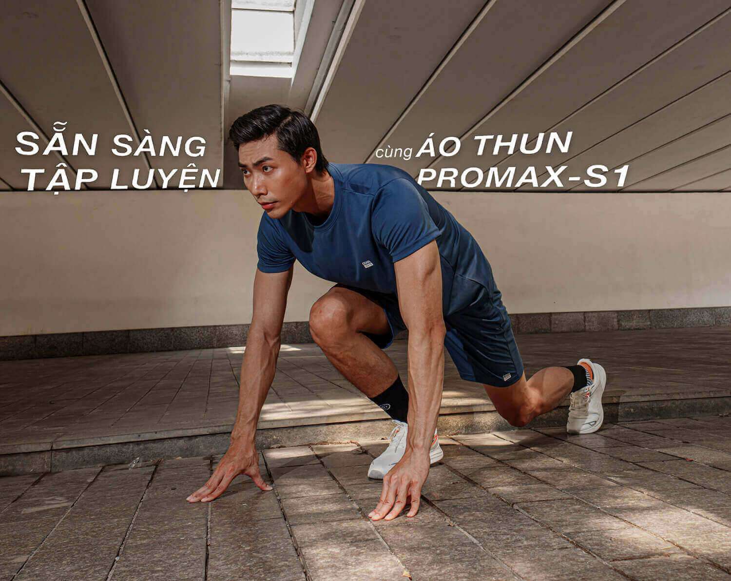 Người mẫu nam trong tư thế sẵn sàng tập luyện với Áo Thun Thể Thao Promax-S1 màu xanh