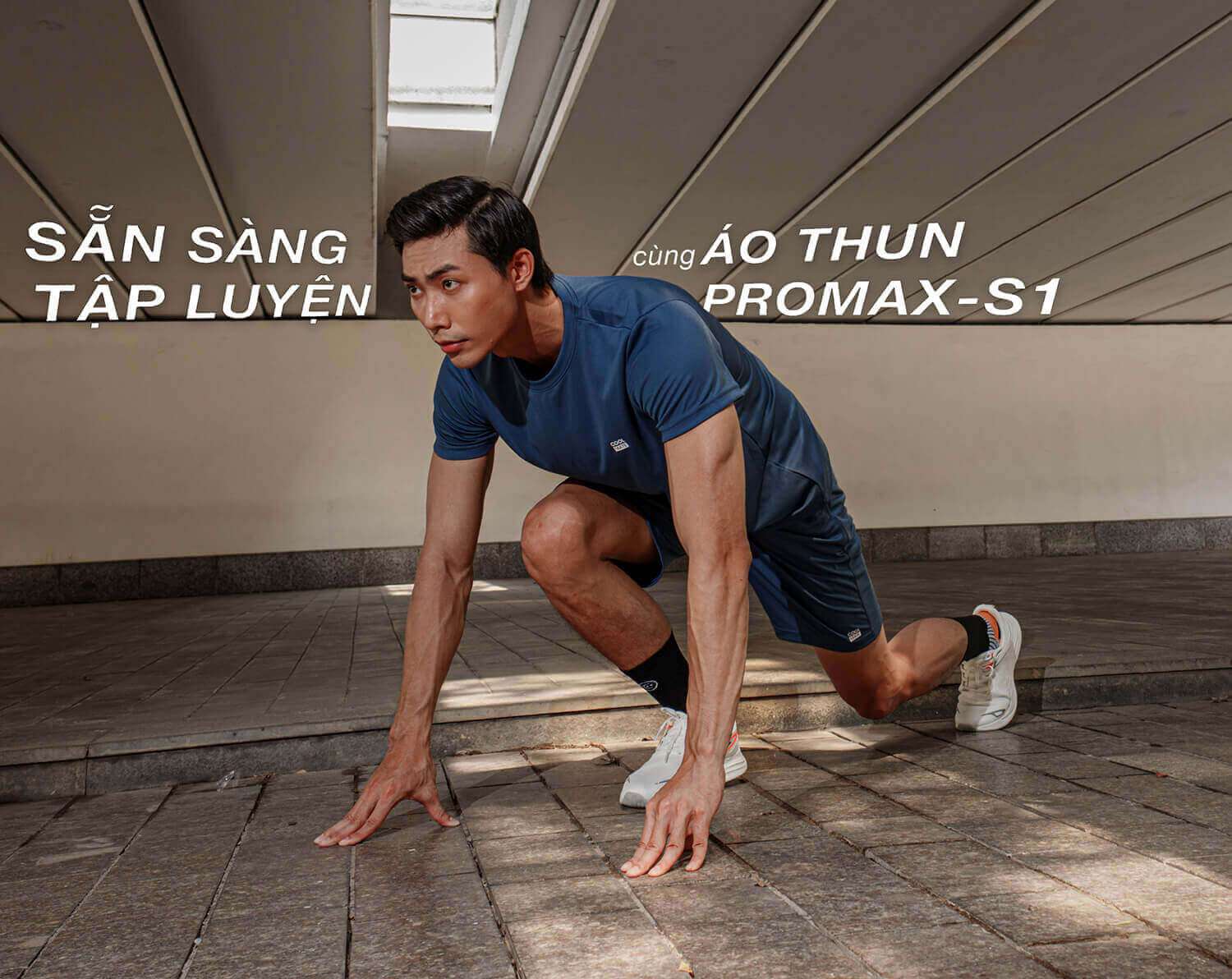 Chàng trai trong tư thế sẵn sàng xuất phát cùng áo thun thể thao Promax-S1 xanh