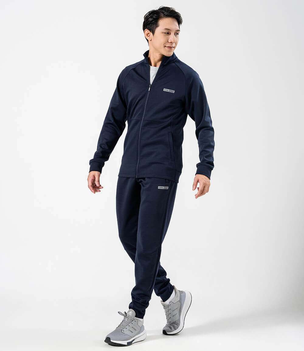 Người mẫu mặc bộ đồ thể thao Pro Active màu xanh navy