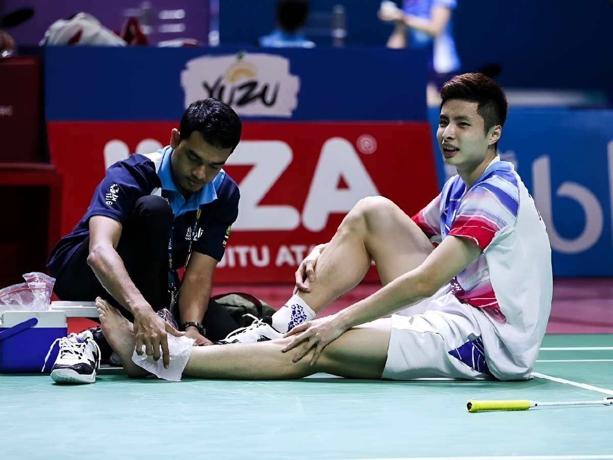 Tại sao tôi hay bị đau mu bàn chân khi chơi cầu lông?